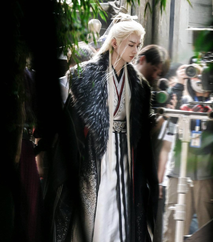 Đứng thứ ba trong danh sách tiếp tục là Thành Nghị, lần này với ba vai diễn Tiêu Thu Thủy - Lý Trầm Chu - Tiêu Minh Minh, cho thấy sự đa dạng trong cách thể hiện nhân vật.