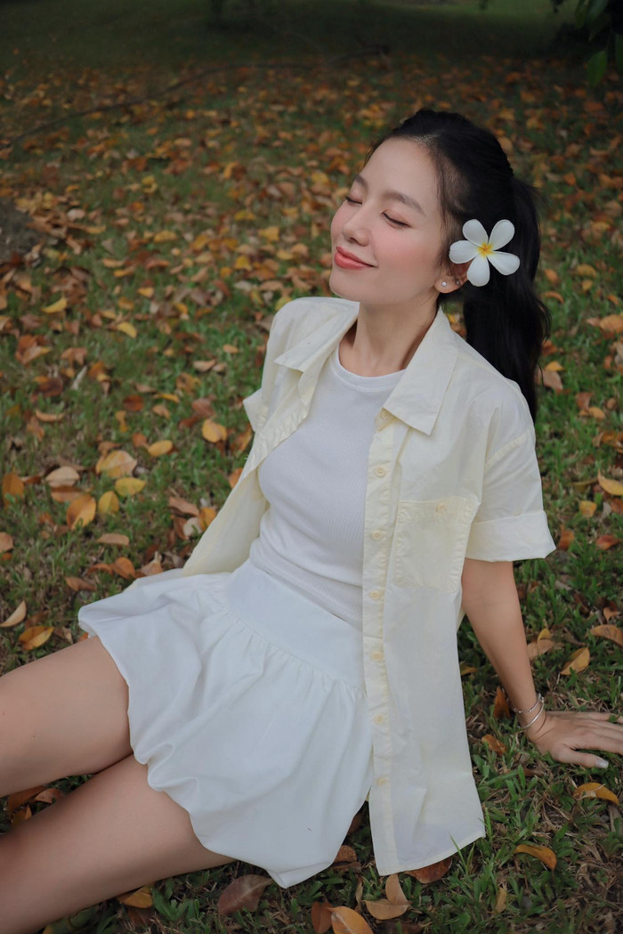 Những chiếc áo cardigan đính ngọc trai hay váy trắng tinh khôi giúp nữ diễn viên toát lên vẻ đẹp thanh tú, ngọt ngào.&nbsp;Ảnh: FBNV