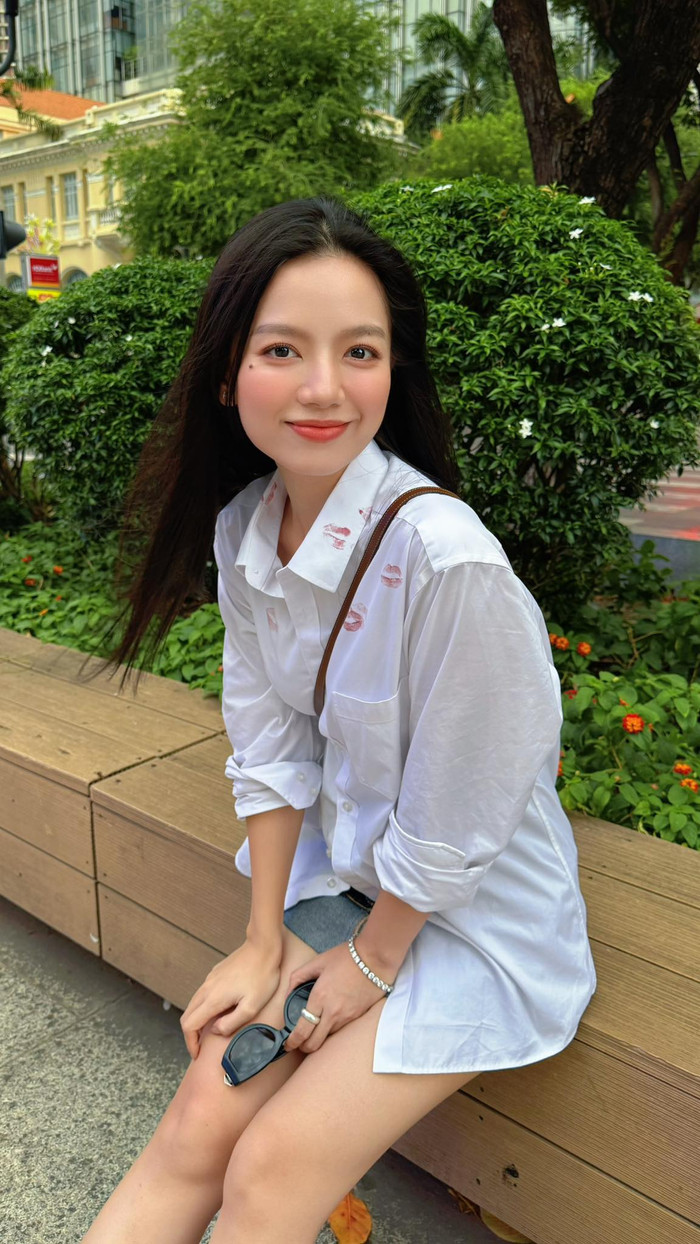 Phong cách đời thường của Lê Hạ Anh là sự giao thoa giữa tính ứng dụng và thời trang. Dù ở bất kỳ phong cách nào, nữ diễn viên vẫn giữ được nét rạng rỡ, tự tin và thần thái cuốn hút đặc trưng. Ảnh: FBNV