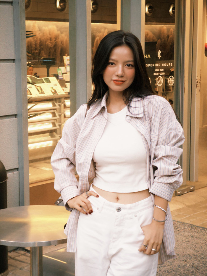 Nữ diễn viên rất khéo léo khi kết hợp áo croptop bên trong và khoác áo sơ mi bên ngoài, tạo nên vẻ ngoài vừa kín đáo vừa phóng khoáng. Ảnh: FBNV