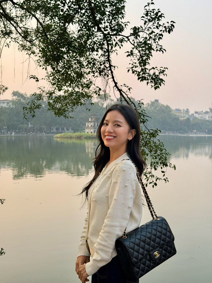 Đôi khi, Hạ Anh lại quay về với hình ảnh dịu dàng, trong trẻo vốn có. Cô nàng đặc biệt yêu thích những tông màu trung tính như trắng, be hay kem. Ảnh: FBNV