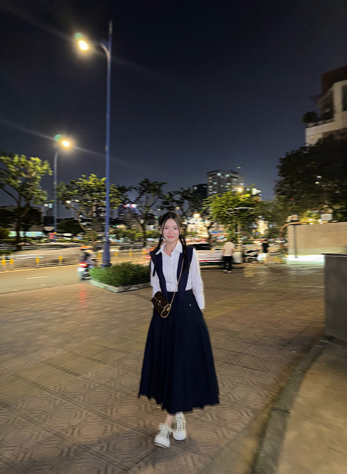 Ngay cả với những item đời thường như áo thun phối cùng chân váy xòe và sơ mi mỏng, mỹ nhân Mưa Đỏ vẫn dễ dàng phô diễn trọn vẹn nét ngọt ngào, khả ái của mình. Ảnh: FBNV