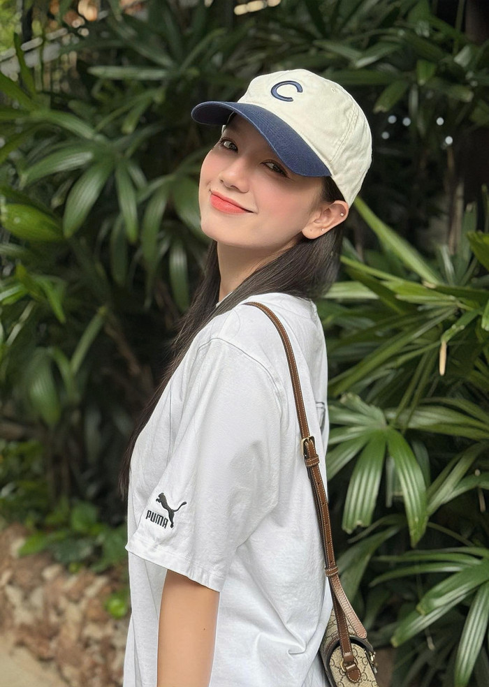 Những chiếc mũ lưỡi trai, kính râm thời trang hay túi xách hàng hiệu luôn được cô sử dụng để tạo điểm nhấn cho bộ trang phục đơn giản. Ảnh: FBNV