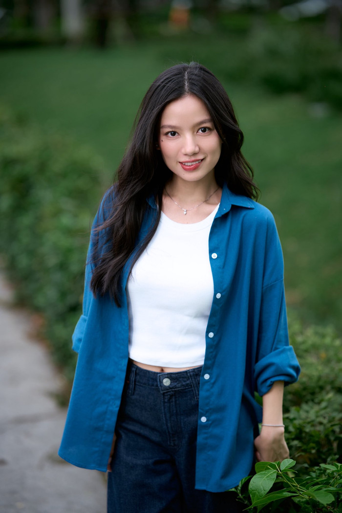 Rời xa những bộ cánh lộng lẫy trên sân khấu, Hạ Anh thường ưu tiên những trang phục mang tính ứng dụng cao nhưng vẫn không kém phần thời thượng. Ảnh: FBNV