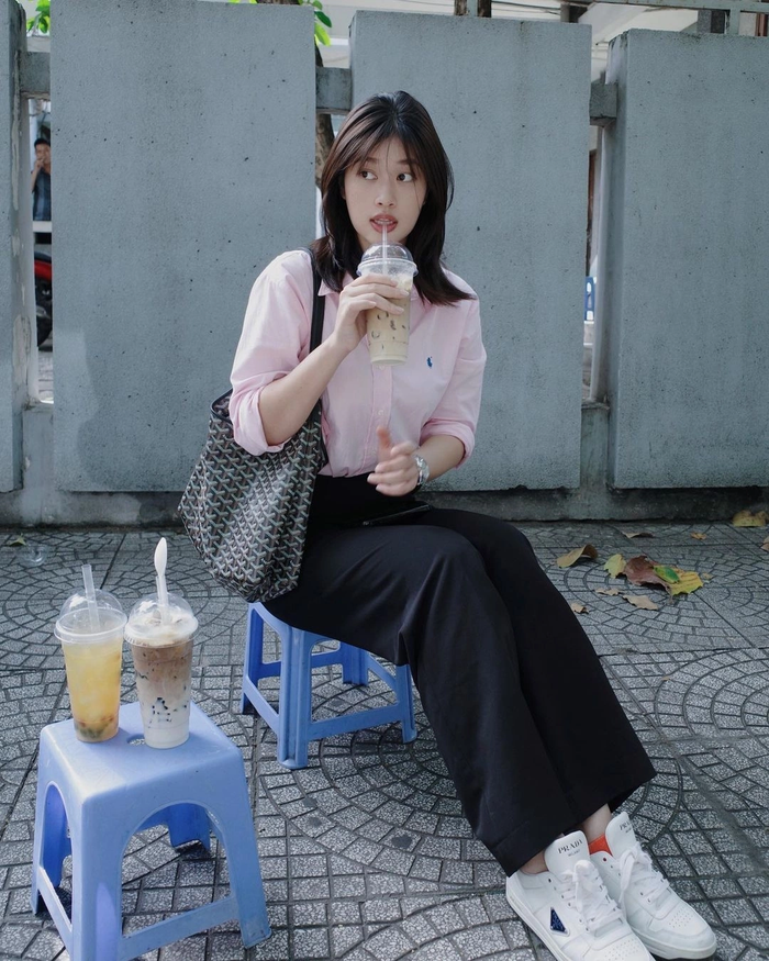 Thiên Ân chọn mẫu túi màu đen.