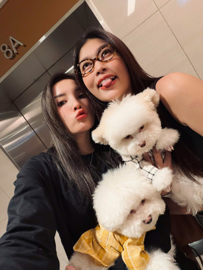 Kỳ Duyên và Thiên Ân sử dụng túi đôi trị giá 69 triệu. Ảnh: FBNV