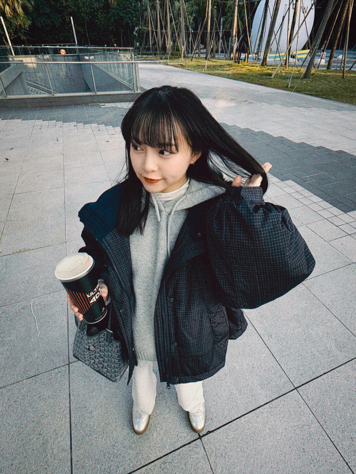 Chen Shih-Yuan chọn set đồ bầu thoải mái, ấm áp nhưng vẫn giữ được nét trẻ trung, năng động. Ảnh: IGNV