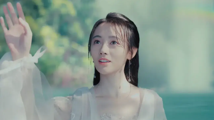 So sánh hình ảnh phim ảnh hiện đại với lớp filter dày, làm mờ hoàn toàn kết cấu gương mặt