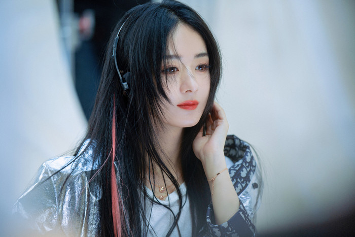 Triệu Lệ Dĩnh từng không ít lần bị chỉ trích vì vô tư để lộ gương mặt con trai trước ống kính của những tay săn ảnh (Ảnh: Weibo).