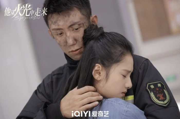 Hoàng Cảnh Du hóa thân lính cứu hỏa trong Ánh Ấy Bước Ra Từ Ánh Lửa, bộ phim được khen ngợi vì tính chân thực