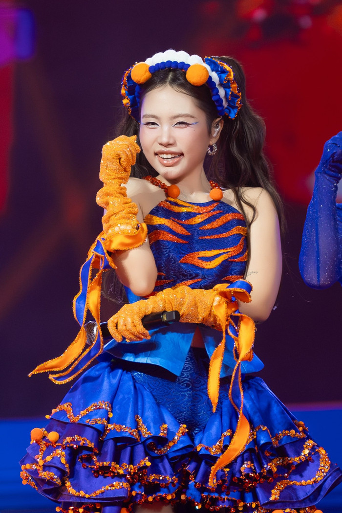 Trên sân khấu, Phương Mỹ Chi thường diện trang phục đến từ các NTK lớn. Ảnh: FBNV