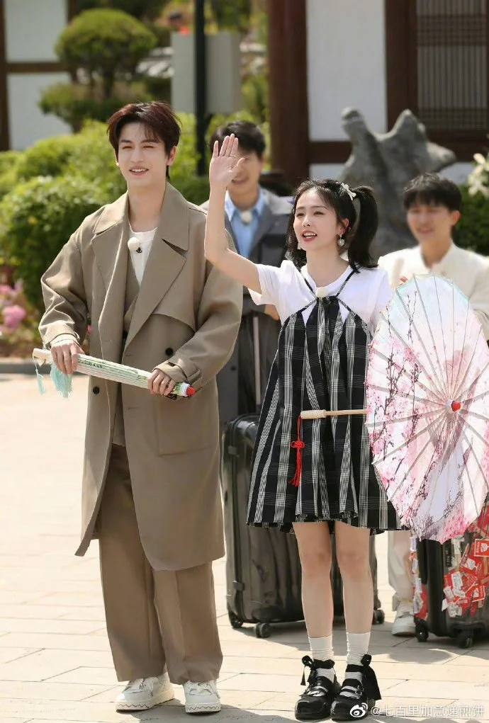 Trương Lăng Hách vốn nhỏ hơn Bạch Lộc 3 tuổi, và sở hữu chiều cao 1m9. Ảnh: Weibo