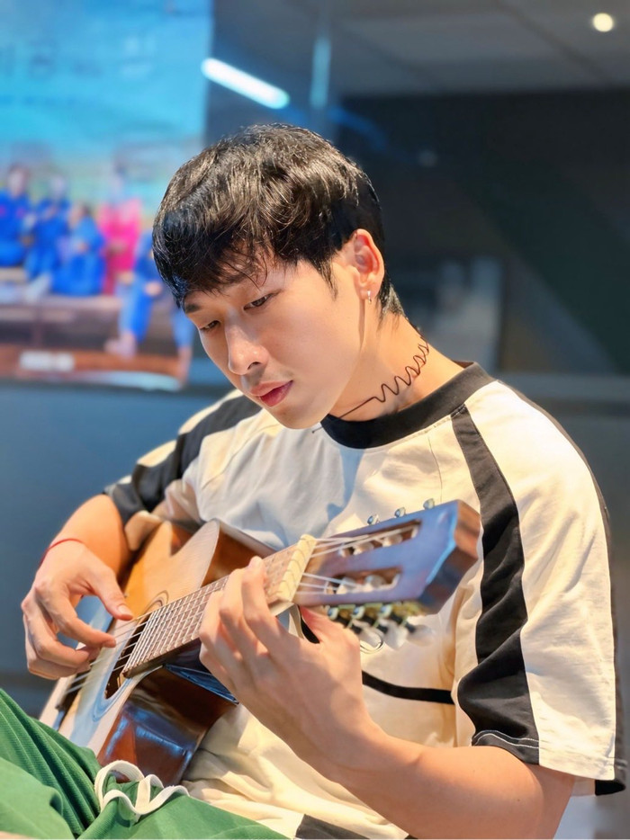 Hiện nhiều khán giả vẫn đang xôn xao bàn tán về khoảnh khắc Tuấn Trần chống nạng trong lần xuất hiện mới nhất. Ảnh: FBNV