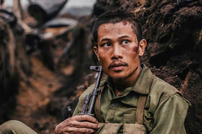 Tạo hình tiểu đội trưởng Tạ, nhân vật giữ vai trò then chốt trong mạch cảm xúc của Mưa đỏ