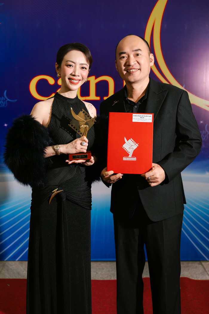 Thu Trang sánh đôi cùng Tiến Luật trong lễ trao giải Cánh diều vàng 2025. Ảnh: FBNV