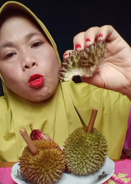 Người phụ nữ 'gây sốc' khi ăn vỏ rầu siêng đầy gai, ai xem cũng nhăn mặt Ảnh 2