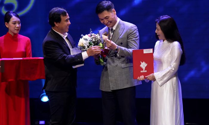 Diễn viên Mạnh Trường nhận giải Nam diễn viên chính xuất sắc với vai Trung tá Đại trong Không thời gian