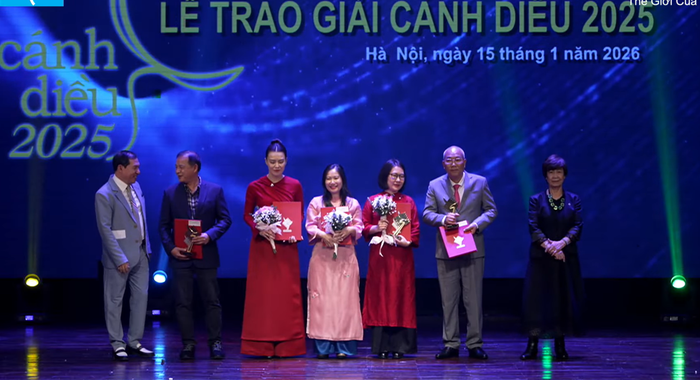 Ê-kíp phim Không thời gian trên sân khấu Lễ trao giải Cánh Diều 2025