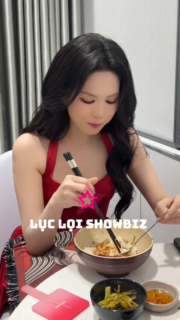 Ngọc Trinh mới đây đã có những chia sẻ thẳng thắn khi được hỏi về những bình luận cho rằng nghệ sĩ nhưng chỉ biết đi livestream bán hàng. (Ảnh chụp màn hình Lục Lọi Showbiz)