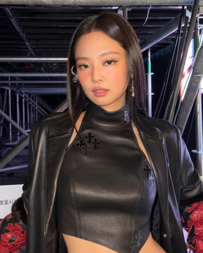 Jennie ngày càng trưởng thành, từ phong cách thời trang cho đến con đường nghệ thuật.