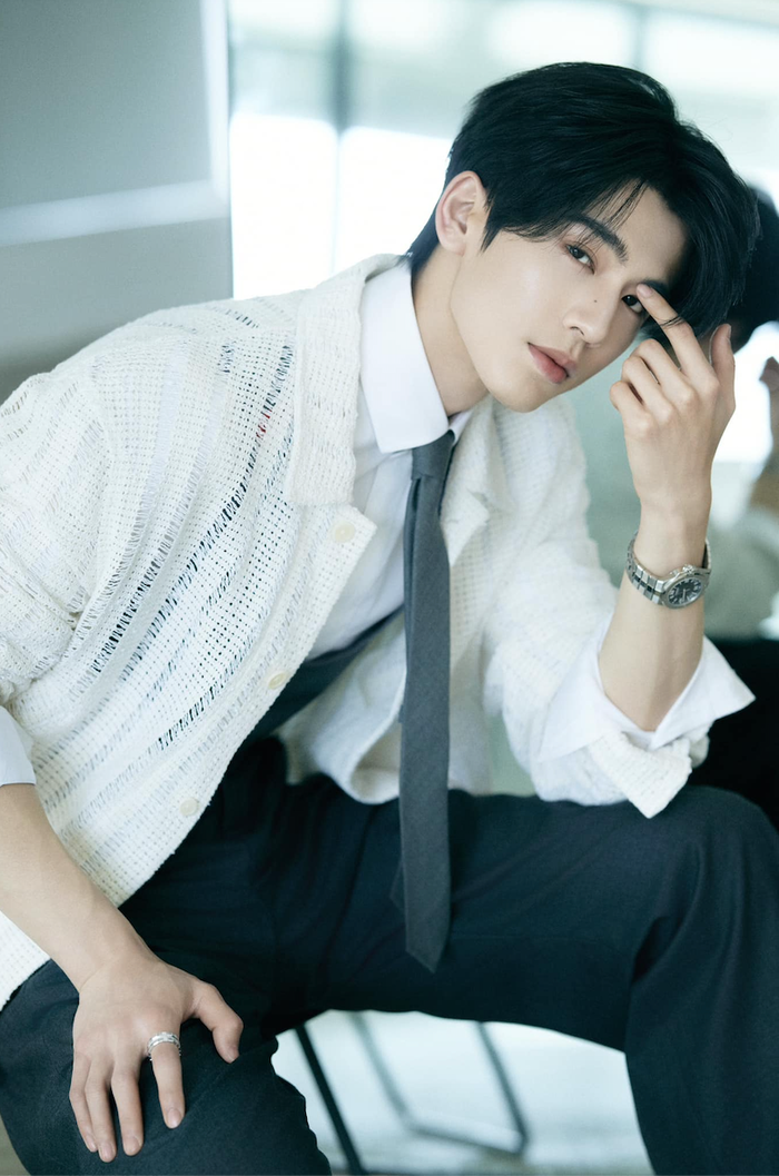 Trương Lăng Hách gần như luôn đảm nhận vai chính từ khi debut. Sau thành công của Thương Lan Quyết, tên tuổi anh bứt phá mạnh, trở thành gương mặt 95 sinh được săn đón ở cả phim cổ trang lẫn hiện đại.