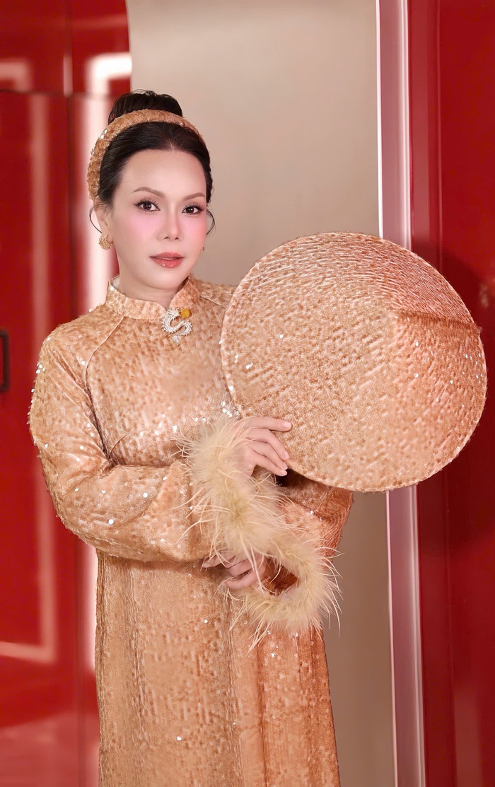 Việt Hương đã nhận ba giải Nữ diễn viên chính xuất sắc nhất. Ảnh: FBNV