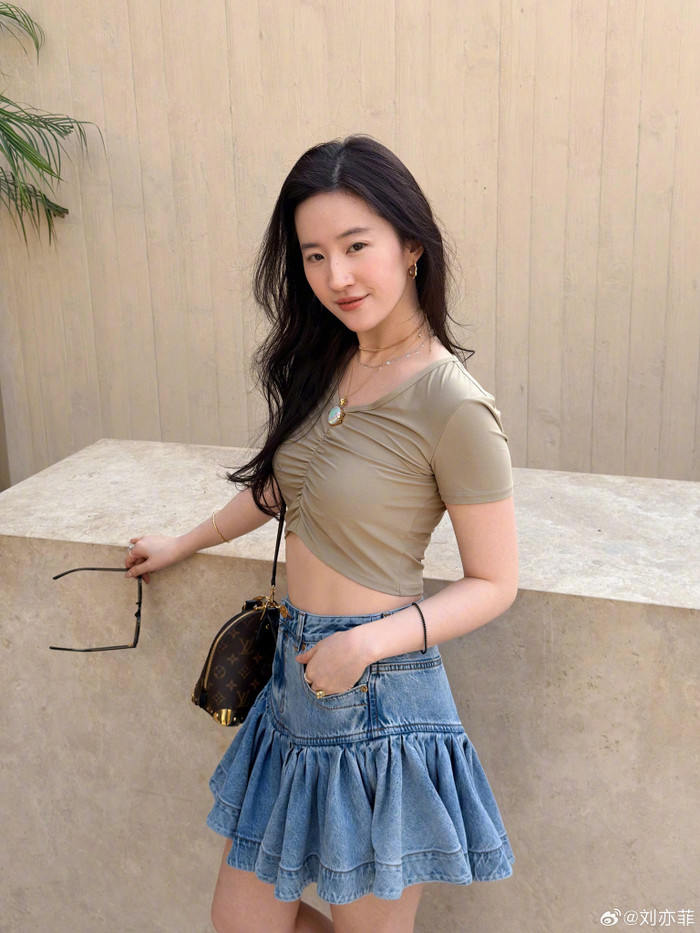 Lưu Diệc Phi vui vẻ tận hưởng cuộc sống sau nhiều năm chăm chỉ làm việc. Ảnh: Weibo