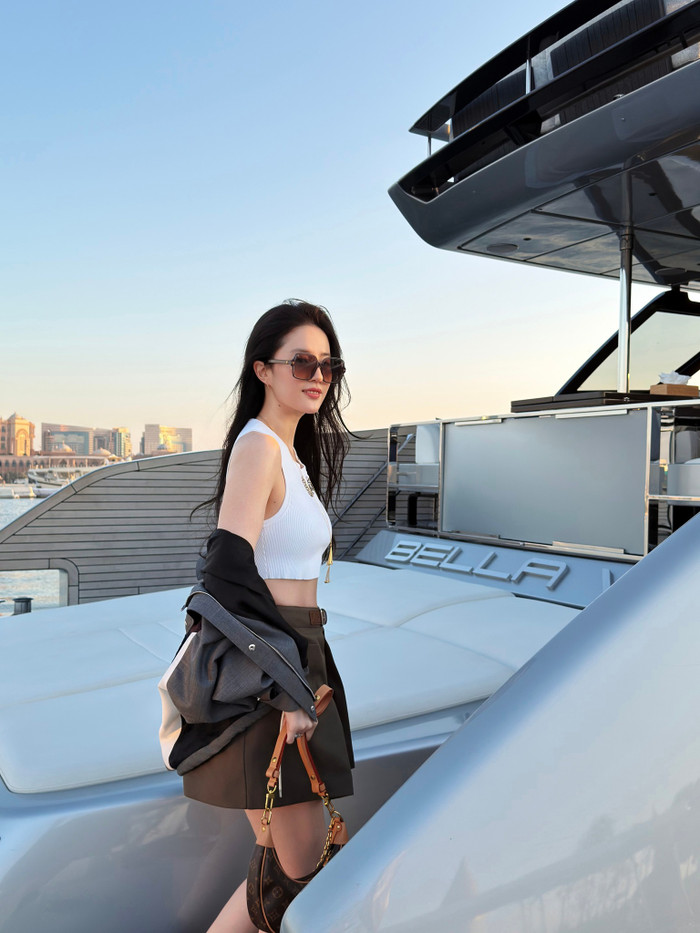 Lưu Diệc Phi trong chuyến đi du lịch sang chảnh ở nước ngoài. Ảnh: Weibo