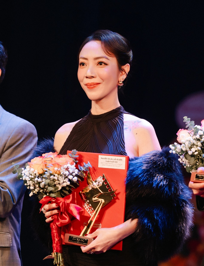 Thu Trang nhận giải thưởng tại một liên hoan phim.&nbsp;