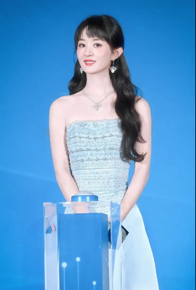 Nhan sắc dịu dàng và thần thái nổi bật của Triệu Lệ Dĩnh thu hút ống kính truyền thông. - Ảnh: Sohu&nbsp;