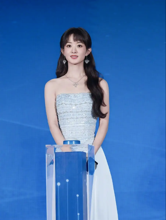 Triệu Lệ Dĩnh ghi điểm với phong cách tinh tế, thể hiện đẳng cấp sao hạng A.- Ảnh: Sohu