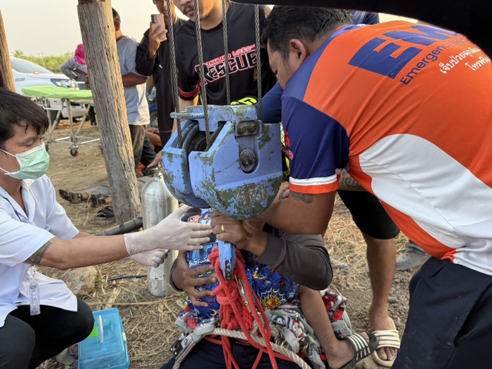 Nghẹt thở giây phút giải cứu bé trai 4 tuổi té xuống giếng sâu 12 mét Ảnh 4