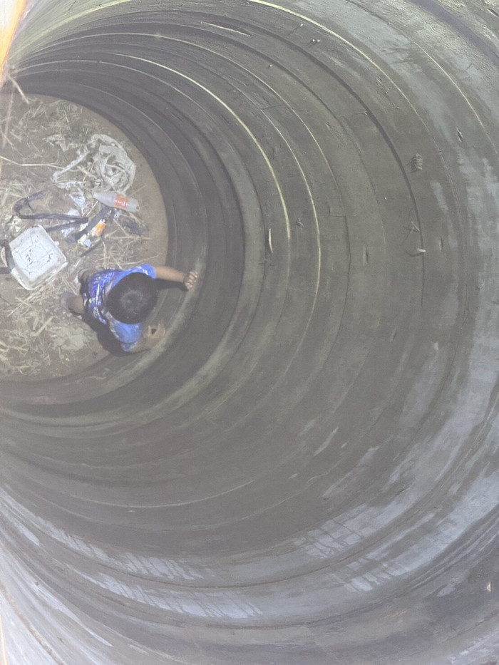 Nghẹt thở giây phút giải cứu bé trai 4 tuổi té xuống giếng sâu 12 mét Ảnh 1