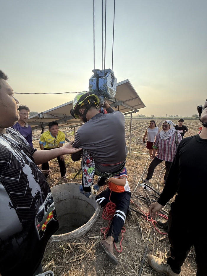 Nghẹt thở giây phút giải cứu bé trai 4 tuổi té xuống giếng sâu 12 mét Ảnh 3