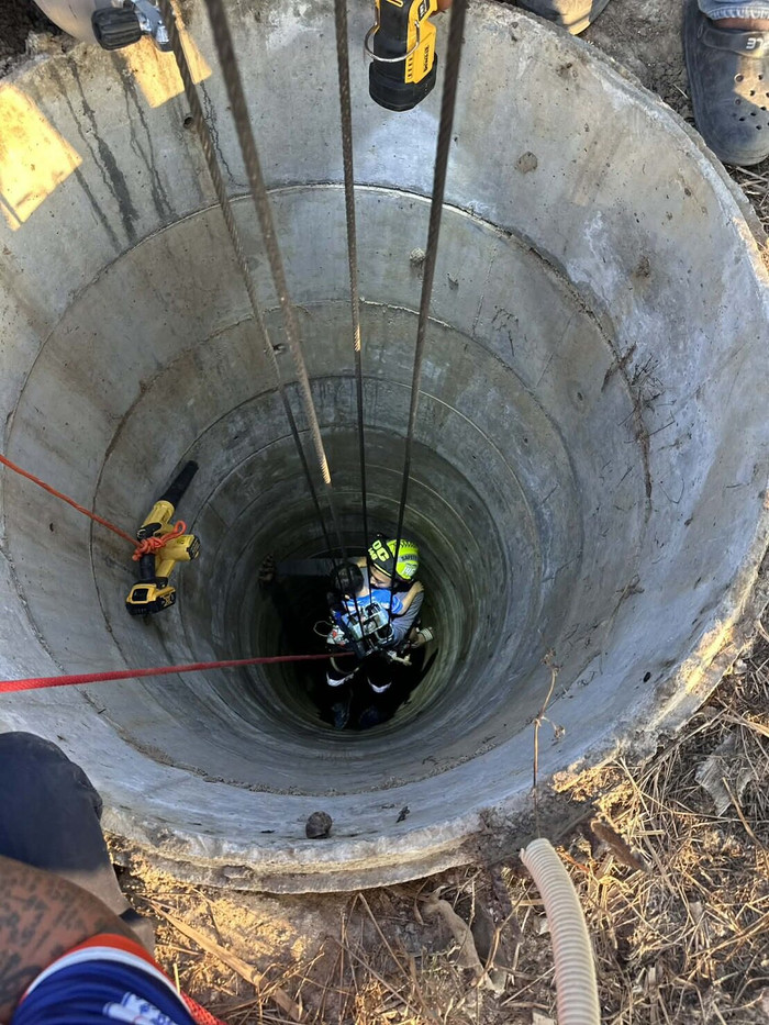 Nghẹt thở giây phút giải cứu bé trai 4 tuổi té xuống giếng sâu 12 mét Ảnh 2