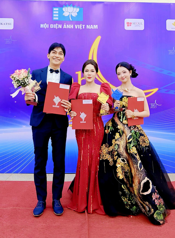 Việt Hương đăng ảnh mừng 'thắng lớn'. Ảnh: FBNV