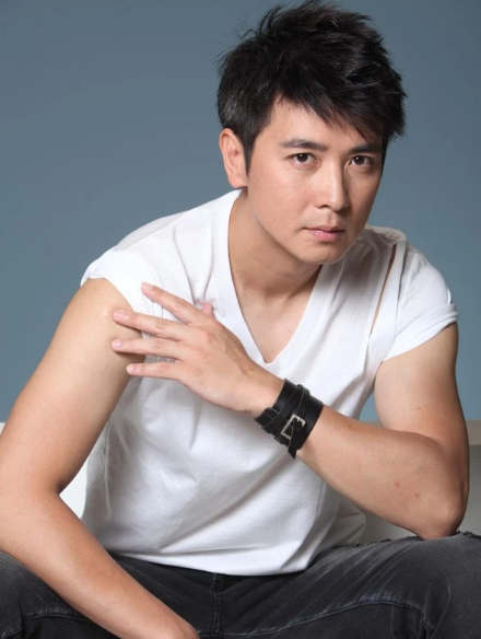 Bảo Kiếm Phong là nam diễn viên quốc dân trên sóng giờ vàng, quen mặt với khán giả Việt.&nbsp;