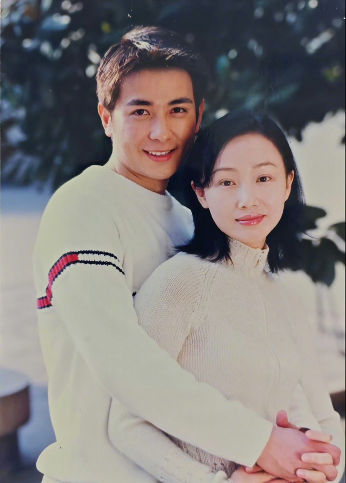 Hình ảnh Hoàng Tuệ Di và Bảo Kiếm Phong, được nữ diễn viên đăng tải bên dưới bài đính chính. - Ảnh: Weibo