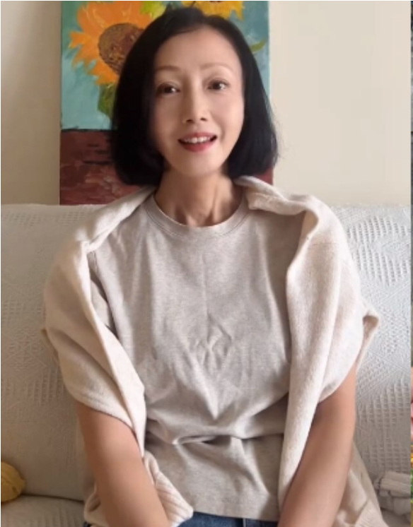 Hoàng Tuệ Di livestream đính chính gây xôn xao MXH. - Ảnh: Weibo