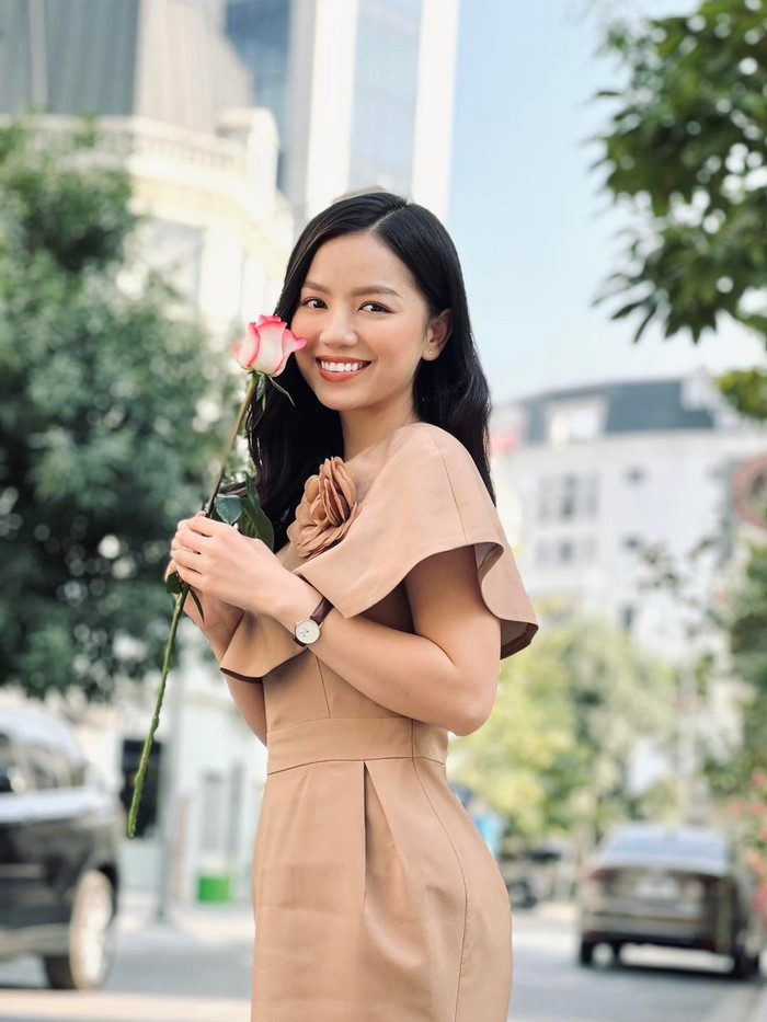 Để hoàn thiện phong cách dịu dàng, mỹ nhân Mưa Đỏ Lê Hạ Anh lựa chọn đồng hồ có thiết kế tối giản nhưng đầy cuốn hút. Ảnh: FBNV