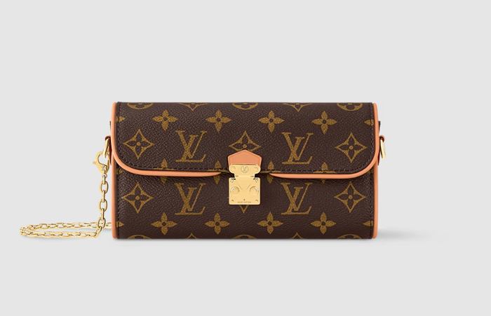 Mẫu mỹ nhân Mưa Đỏ Lê Hạ Anh sử dụng.