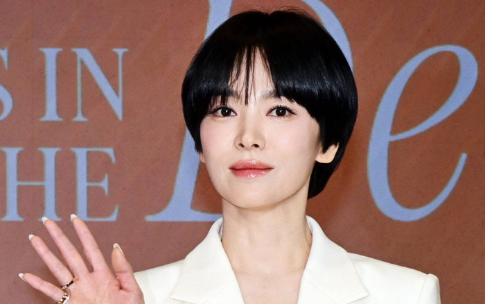 Ở tuổi U50, Song Hye Kyo quyết định cắt phăng mái tóc dài từng làm nên thương hiệu ngọc nữ của mình (Ảnh: Naver).