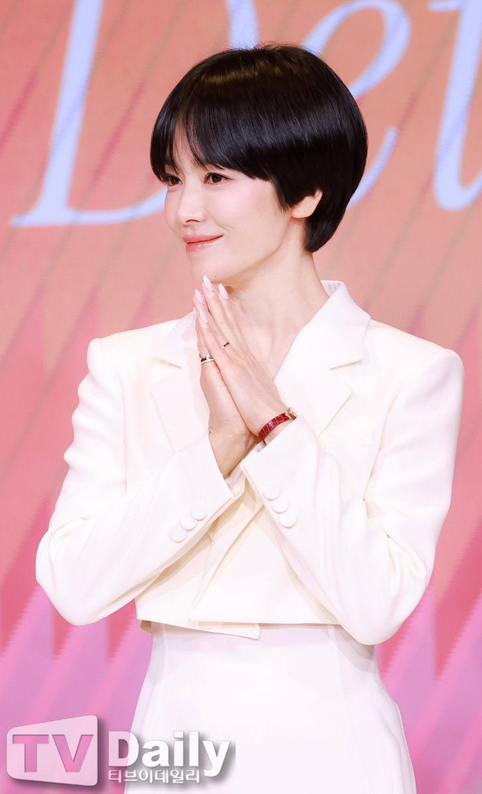 Mái tóc ngắn giúp Song Hye Kyo cá tính hơn, quyến rũ hơn (Ảnh: TV Daily).