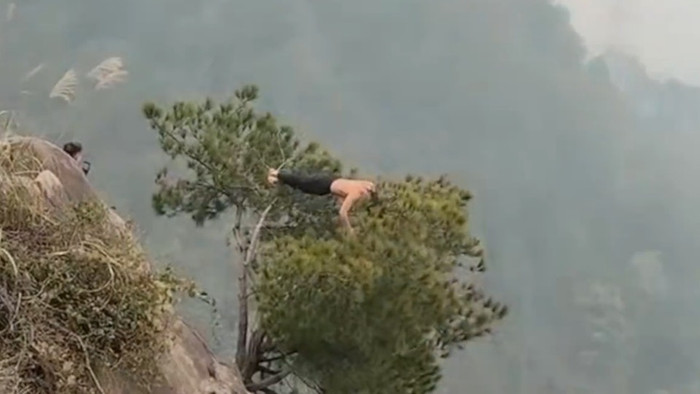 Người đàn ông có hành động 'gây sốc' trên ngọn cây ở ngọn núi, ai xem cũng 'rùng mình' Ảnh 3