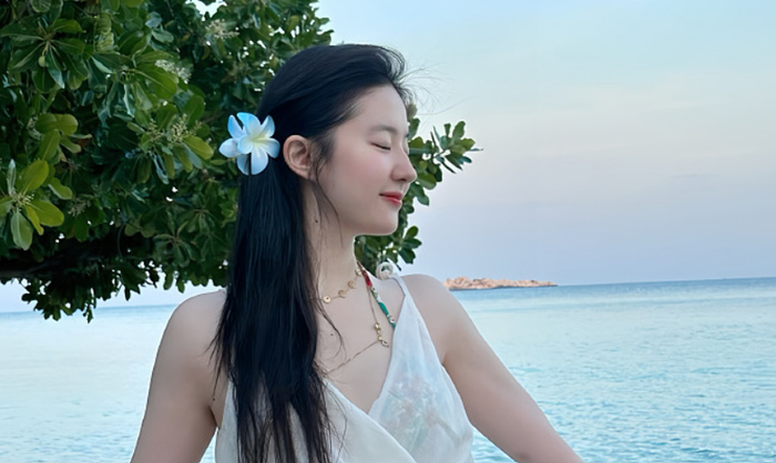 Ngoài ánh đèn sân khấu, Lưu Diệc Phi chọn cuộc sống chậm rãi, kín tiếng và tách biệt khỏi guồng quay showbiz