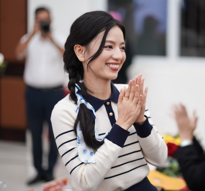 Mỹ nhân Mưa Đỏ lựa chọn mẫu điện thoại 31 triệu. Ảnh: FBNV