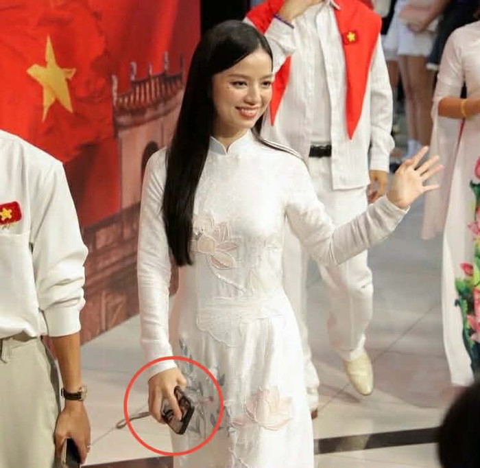 Điện thoại 31 triệu của mỹ nhân Mưa Đỏ. Ảnh: FBNV