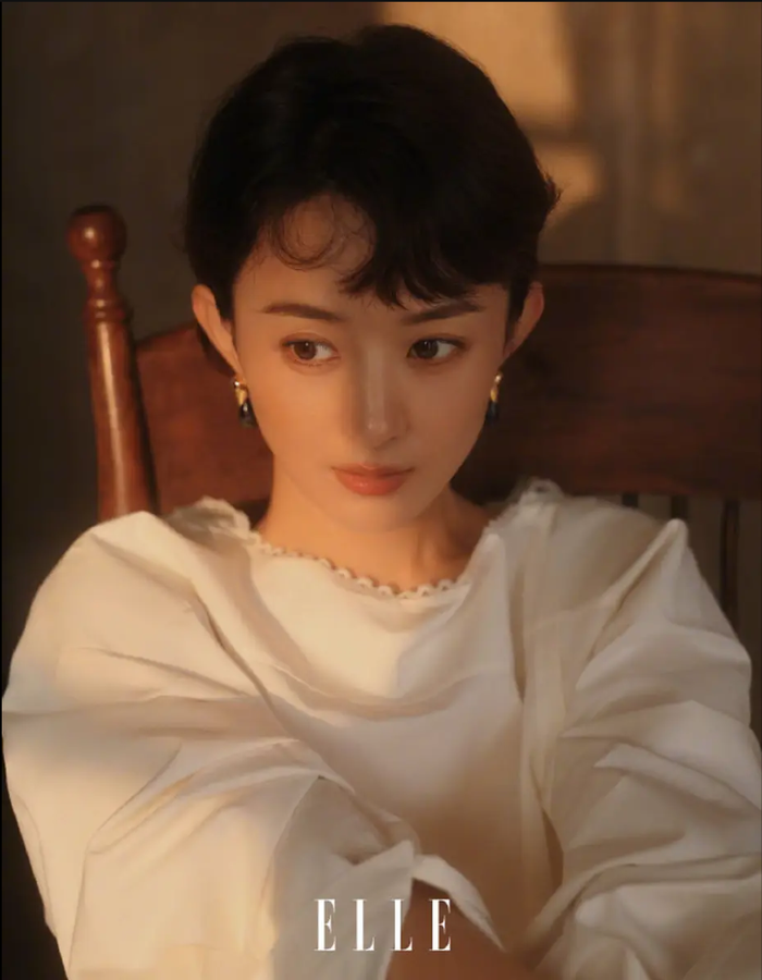 Triệu Lệ Dĩnh gây chú ý khi tung bộ ảnh mới mang phong cách hoài cổ với tông màu ấm. - Ảnh: ELLE