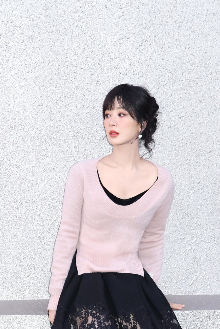 Dương Tử được khen ngày càng trẻ trung, tươi tắn hơn so với tuổi thật. Ảnh: Weibo