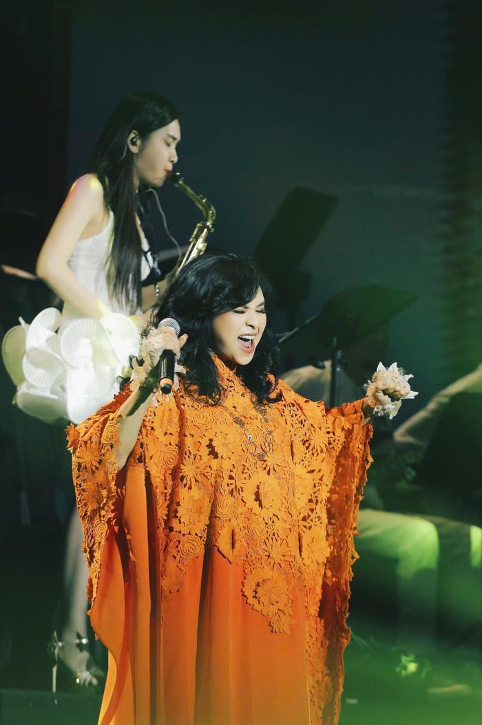 Nữ ca sĩ gạo cội kéo micro xa tít nhưng giọng hát vẫn vang lồng lộng, cộng đồng mạng 'dát vàng lỗ tai' Ảnh 1